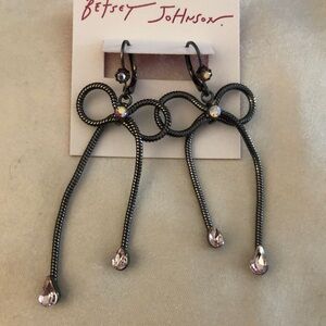 Betsey Johnson Hematite Tone Chain Bow Drop Earrings Pink Crystal Accents NWT